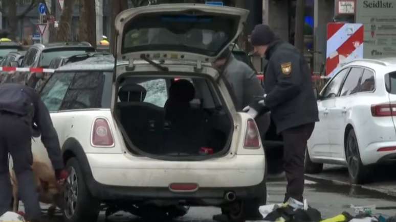 A polícia de Munique está à frente das investigações, buscando esclarecer a ligação do motorista com o incidente e qualquer motivação