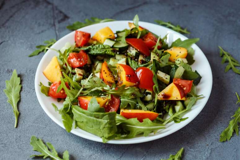 Salada de rúcula com pêssego 