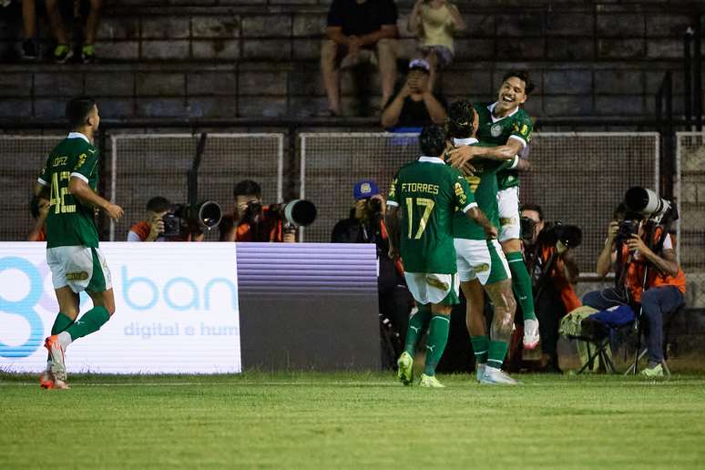 Maur&iacute;cio (D), do Palmeiras, comemora gol durante partida contra a Inter de Limeira, v&aacute;lida pela 9&ordf; rodada do Campeonato Paulista 2025, no est&aacute;dio Major Levy Sobrinho, em Limeira, interior de S&atilde;o Paulo