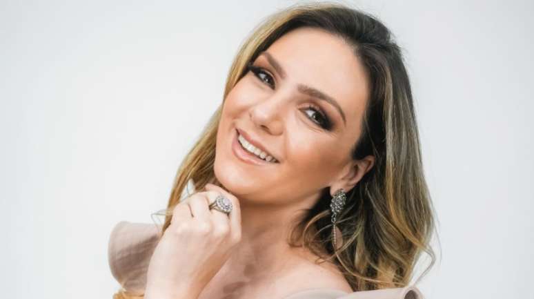 Camila Galetti agora apresenta o 'Mulheres', programa onde passaram Regina Volpato, Cátia Fonseca, Christina Rocha, Clodovil, Claudete Troiano e outros grandes nomes da TV