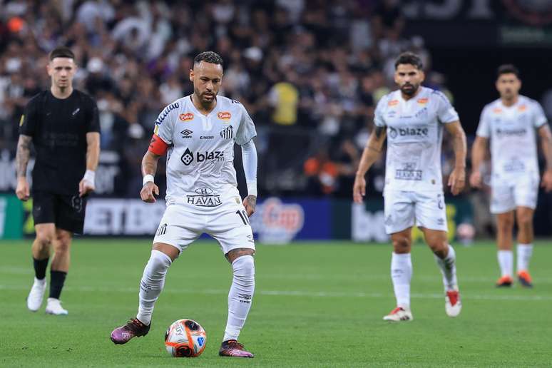 Neymar Jr. jogador do Santos durante partida contra o Corinthians no estádio Arena Corinthians pelo campeonato Paulista 2025. 