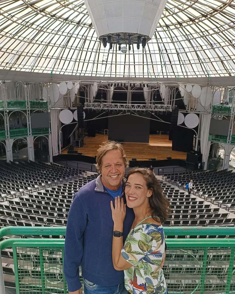 Atriz Adriana Birolli ao lado do noivo Ivan Zettel durante visita a Curitiba