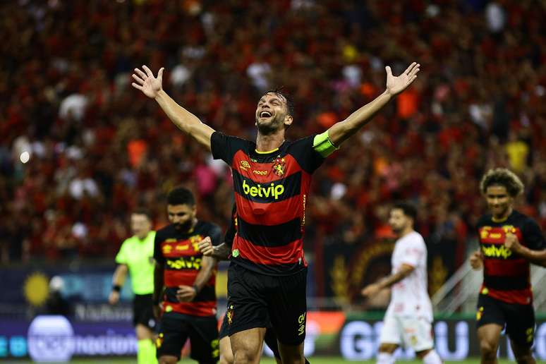 Rafael Thyere comemora gol pelo Sport. 