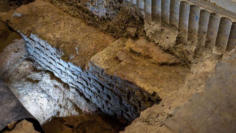 Os arqueólogos encontraram alvenaria romana sob o piso de concreto do escritório