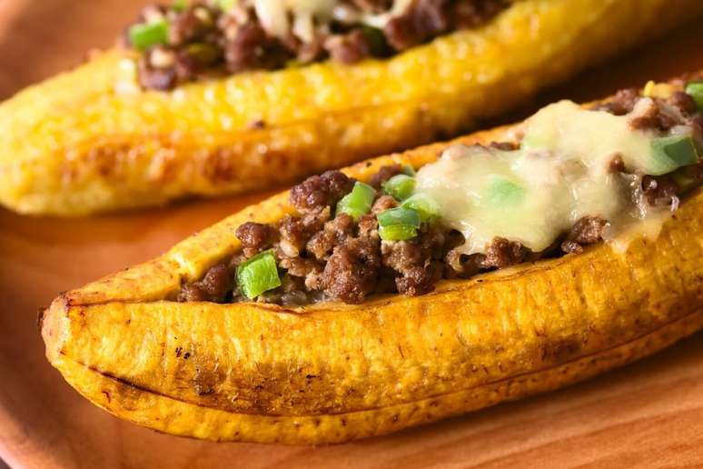 Banana-da-terra recheada com carne moída