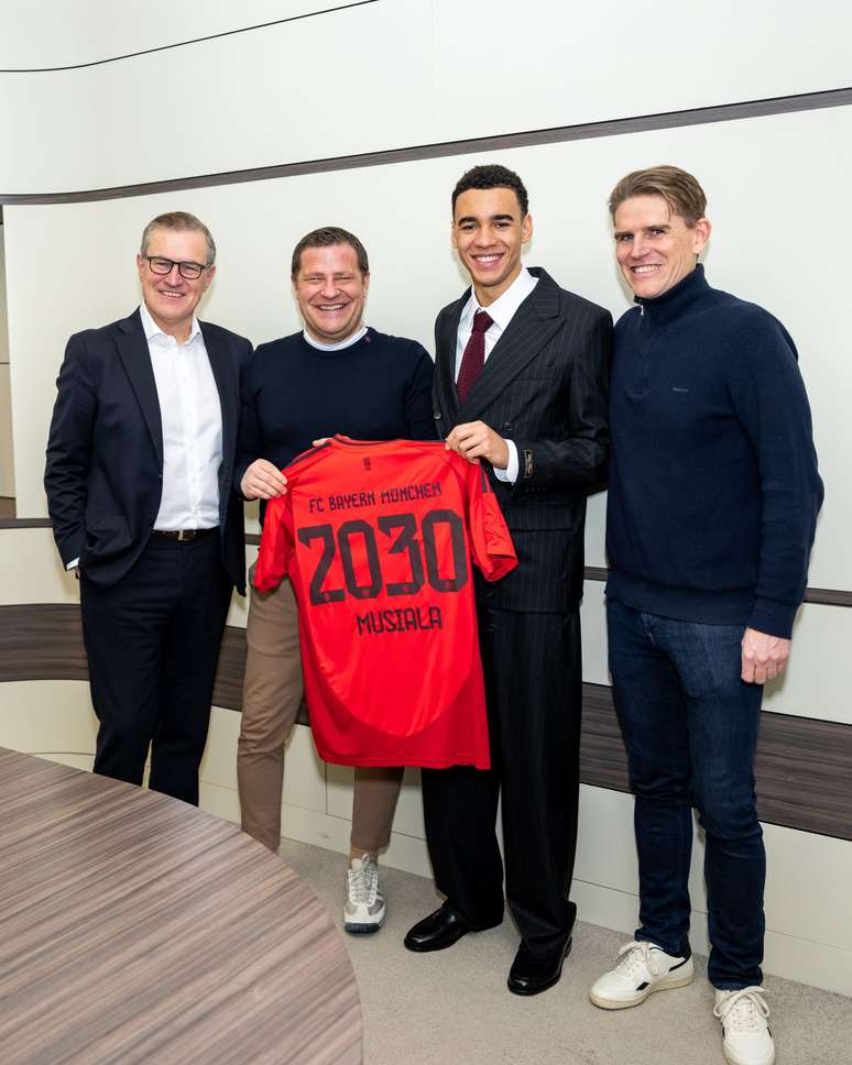 Musiala ao lado dos diretores do Bayern. 