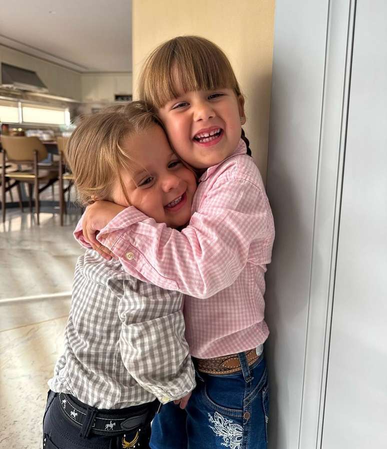 Virginia Fonseca mostra Maria Flor e Maria Alice —