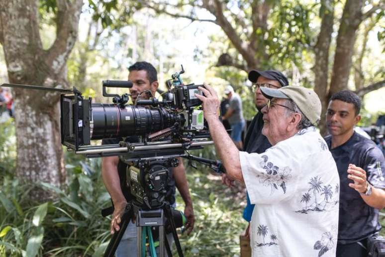 Cac&aacute; Diegues em 2022, durante a filmagem de 'Deus ainda &eacute; Brasileiro'