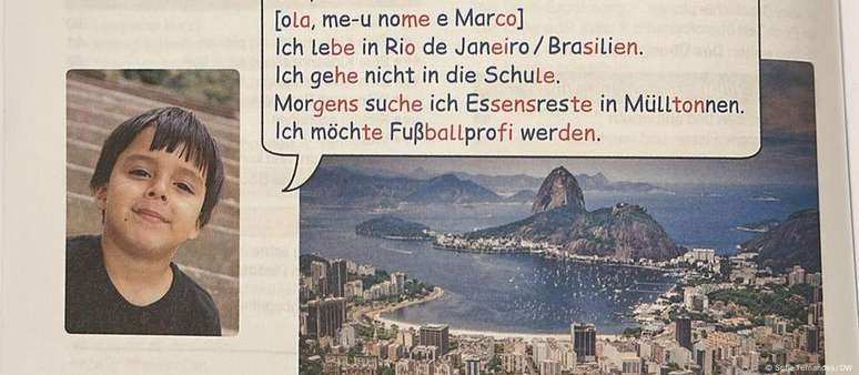 El Libro Dadáctico alemán dice que un niño de Río no está en la escuela y busca restos de comida en botes de basura