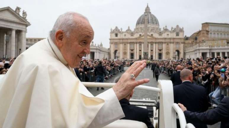 Papa Francisco cumprimenta fiéis após missa de Páscoa