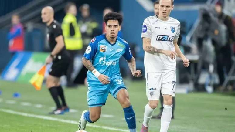 Du Queiroz em ação pelo Zenit. 