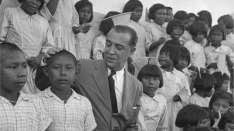 'Houve falhas severas nas investiga&ccedil;&otilde;es realizadas pelo Estado brasileiro', avaliou procurador da Rep&uacute;blica nos autos de inqu&eacute;rito do MPF sobre a morte de JK &mdash; na foto, em visita &agrave;s Miss&otilde;es, no Amazonas