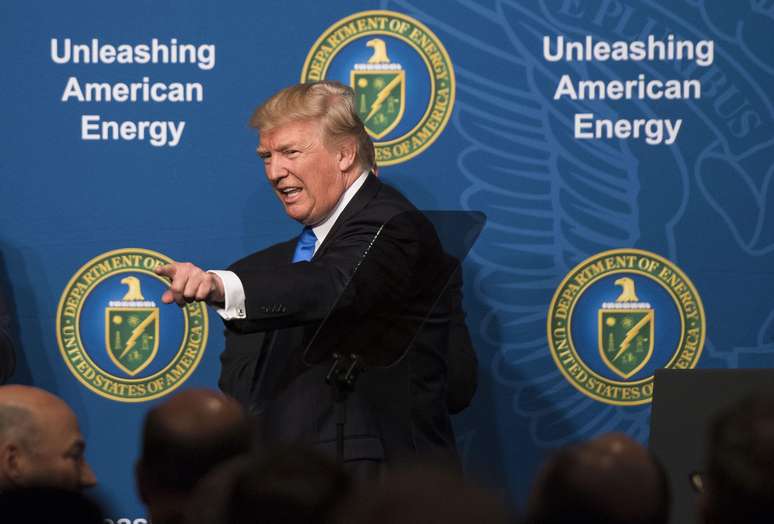 Trump deixando palco onde falou sobre setor de energia