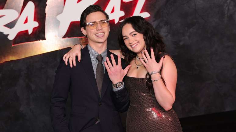 Tanner Buchanan e Mary Mouser na pré-estreia da 6ª temporada de Cobra Kai