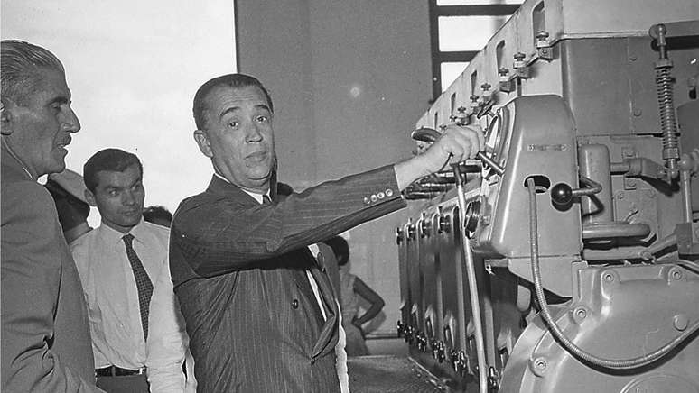 Juscelino Kubitscheck morreu num acidente automotivo em 1976, num epis&oacute;dio cercado de incertezas &mdash; na foto, o ent&atilde;o presidente inaugurava a Refinaria de Petr&oacute;leo de Manaus, em 1957