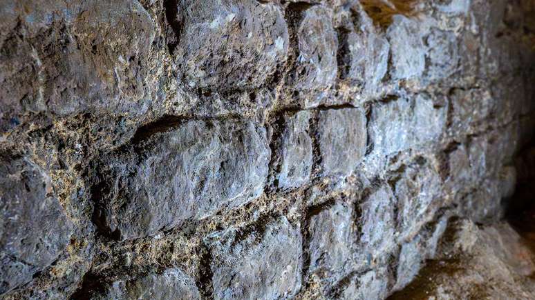 O muro é feito de pedra calcária de Kent, condado no sudeste da Inglaterra