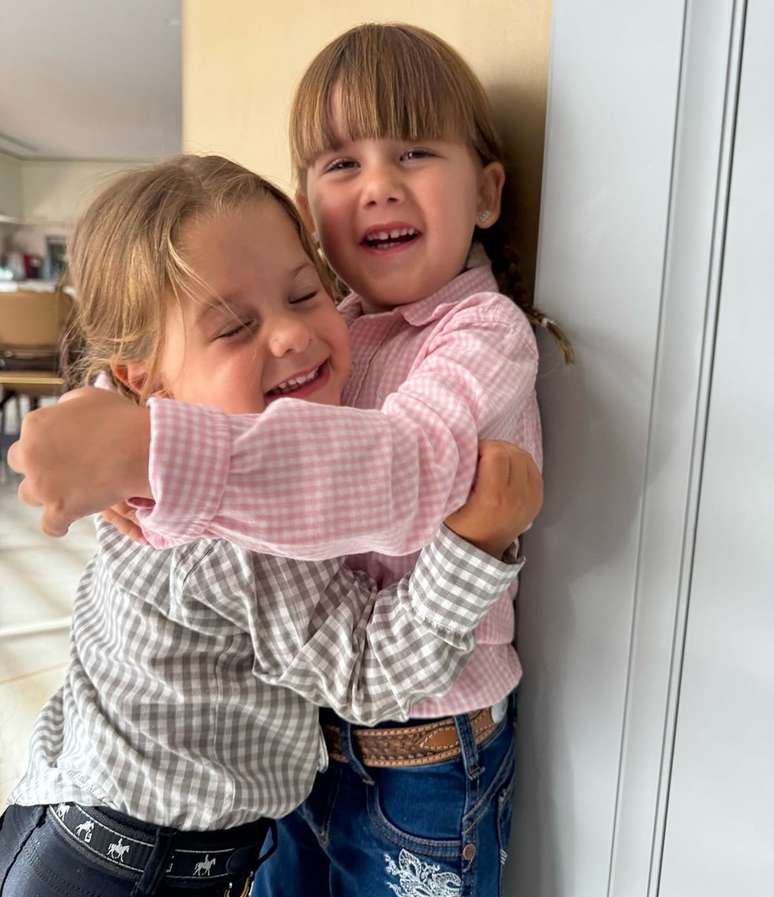 Virginia Fonseca mostra Maria Flor e Maria Alice —