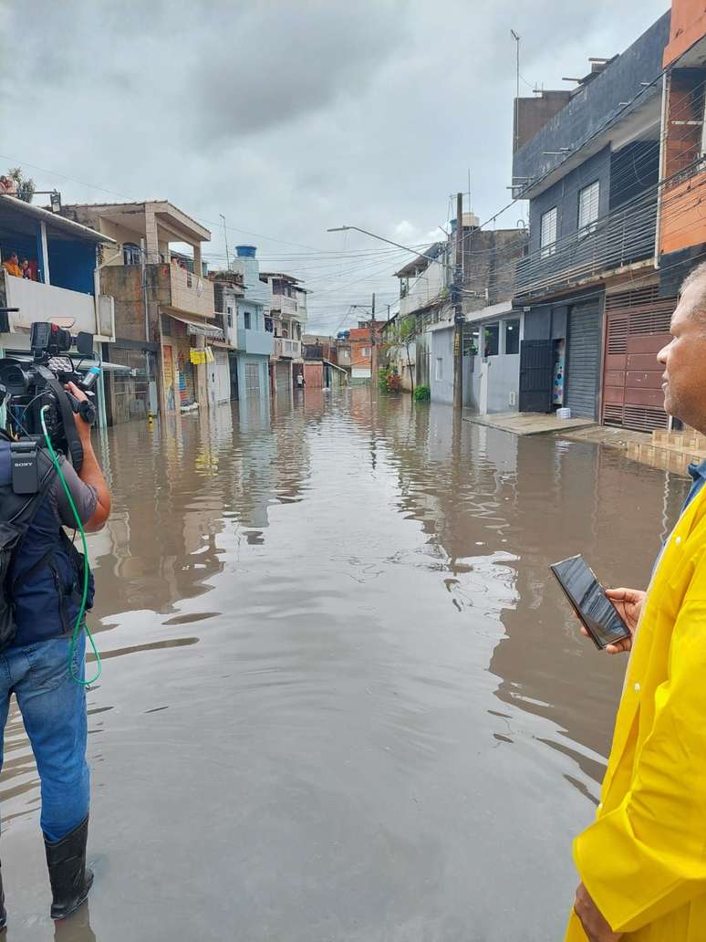 Equipe de televisão no Jardim Lapenna em 2 de fevereiro. Primeira enchente do ano na várzea do rio Tietê.