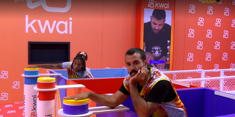 Thamiris e Mateus conversam com Vinicius e Eva