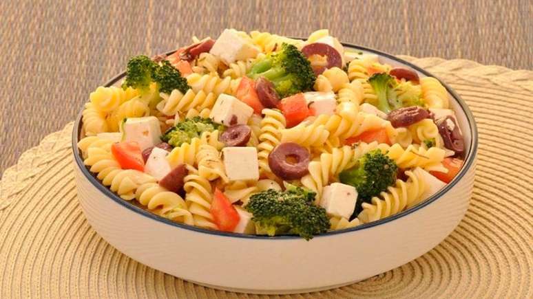Salada de macarrão e brócolis – Foto: Guia da Cozinha