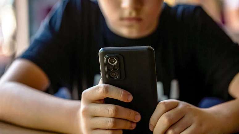 Uso excessivo de celular tem impacto na saúde mental de crianças e adolescentes