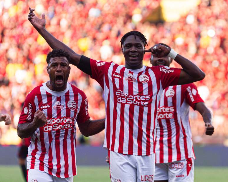 Elenco do Náutico comemora o gol. 