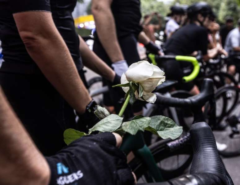 Ciclistas fizeram uma homenagem para Vitor Medrado na manhã desta sexta-feira, no local onde o ciclista foi assassinado.