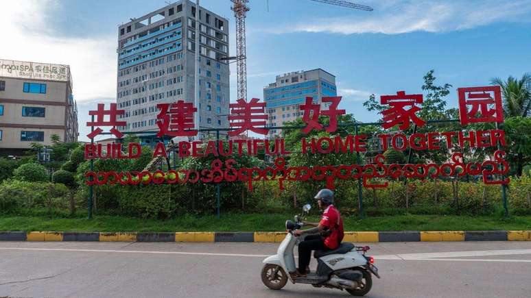 Com suas placas escritas em ideogramas chineses, Shwe Kokko parece uma cidade da China