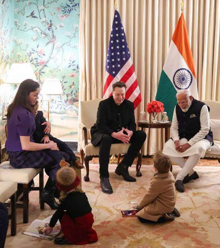 Filhos de Musk brincam na sala com premiê indiano Narendra Modi
