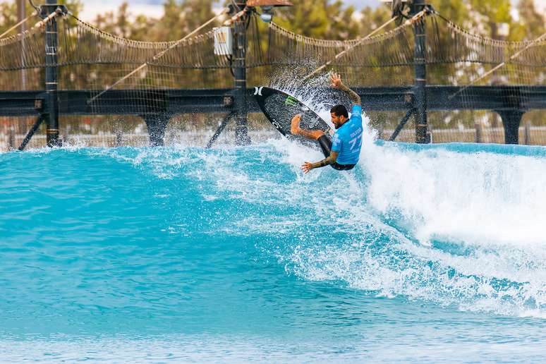 Filipe Toledo surfando em Abu Dhabi. 