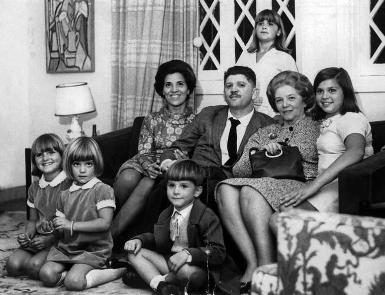 Rubens Paiva entre sua mulher, Eunice (&agrave; esq.), a sua m&atilde;e e os cinco filhos