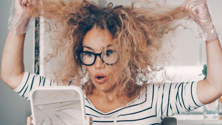Colored hair x dryness: know how to avoid the problem