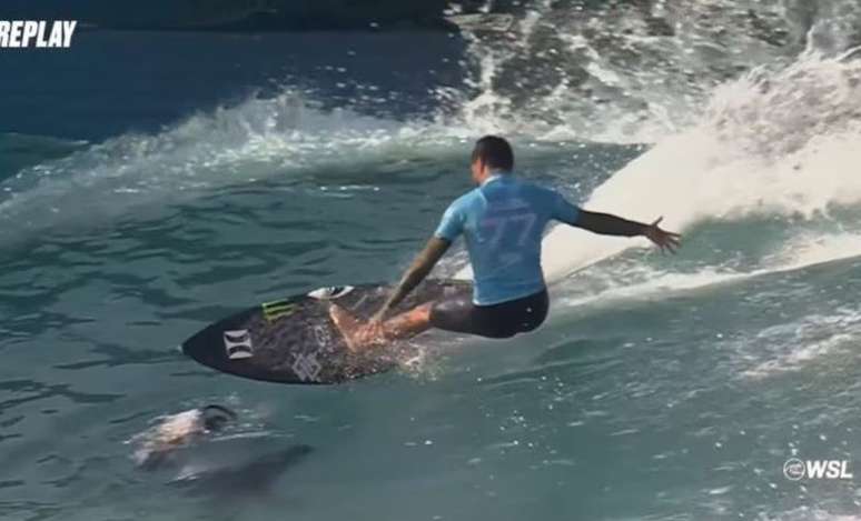 Filipe Toledo é eliminado após ser atrapalhado por fotógrafo.