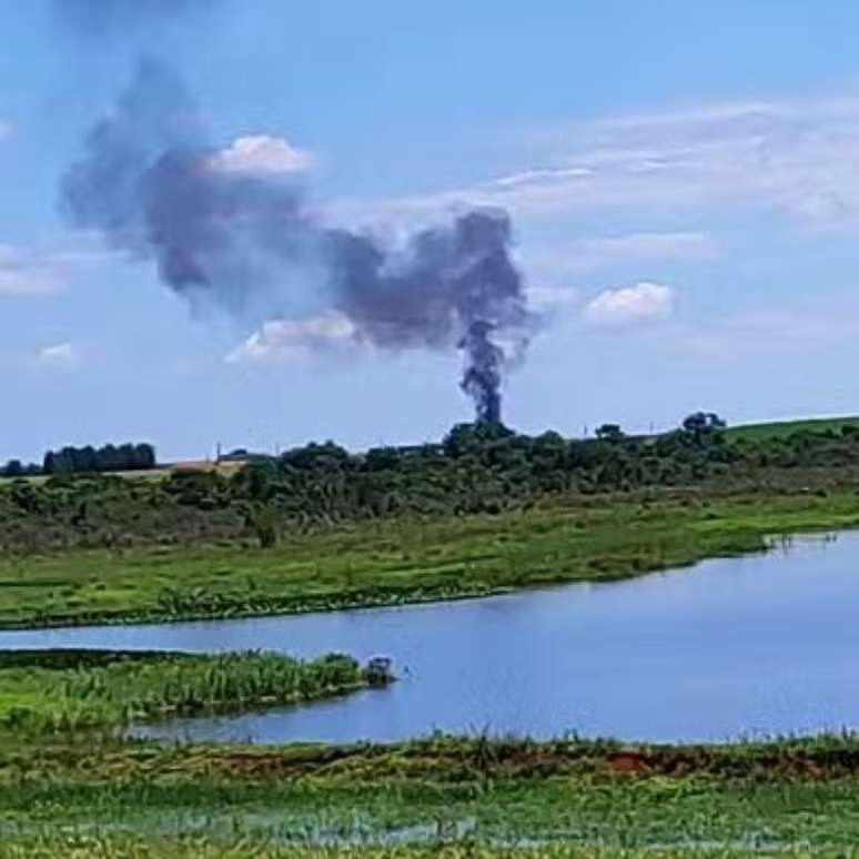 Foto mostra fumaça preta após queda de avião de pequeno porte em Quadra (SP)