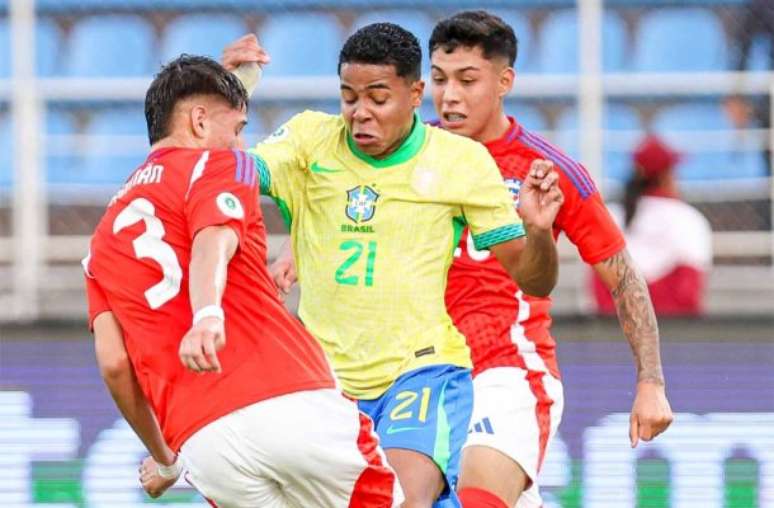 Divulgação / Conmebol - Legenda: Wesley recebe a marcação dupla do Chile. Atacante passou em branco. Mas Brasil vence por 3 a 0