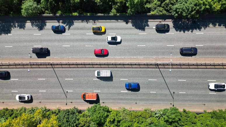 Vista aérea de carros em estrada
