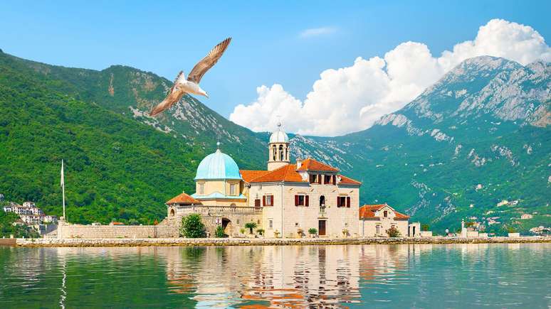 Nuestra iglesia maltrichada se encuentra en una pequeña reforma artificial artificial en el resto del Kotor en Mecengba