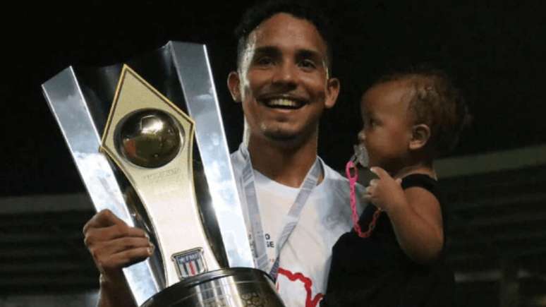 Quem era Gabriel Popó? Jogador de futebol de 26 anos deixa filha pequena