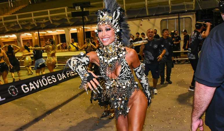 He gave zebra to the carnival! Sabrina Sato becomes an animal in a school test of samba and shakes the web. Watch videos and photos!