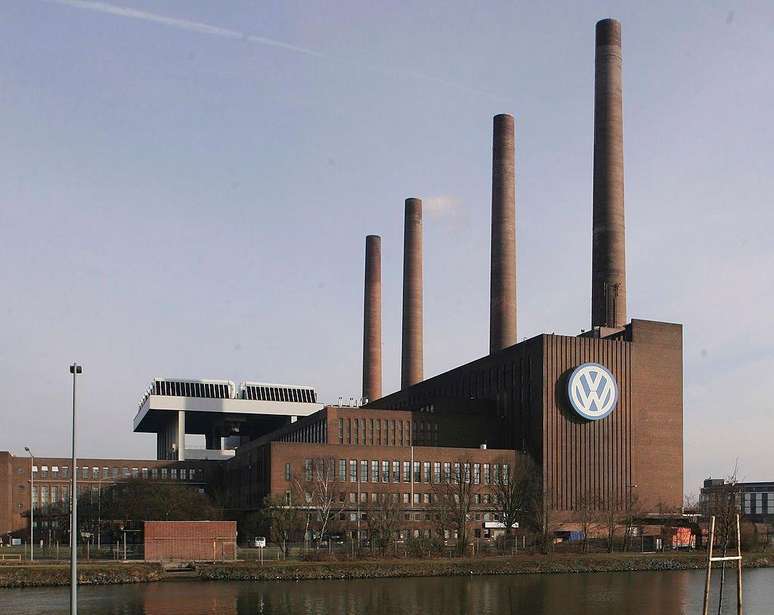 Quando você chega de trem a Wolfsburg, uma das primeiras coisas que você vê é a fábrica da Volkswagen