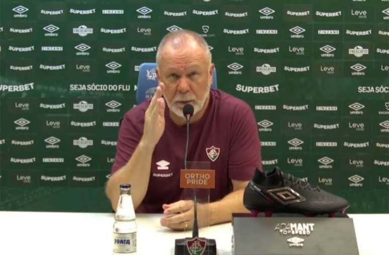Reprodução / FluTV - Legenda: Mano Menezes em coletiva após vitória do Fluminense contra o Nova Iguaçu