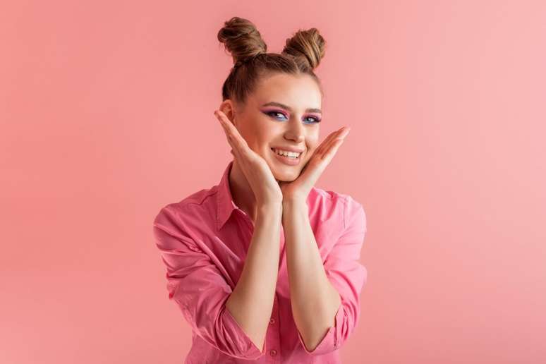 O coque &ldquo;space buns&rdquo; confere descontra&ccedil;&atilde;o ao visual 