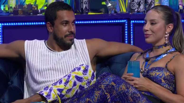 Maike investe em Renata, tenta dar beijo na boca mas leva toco