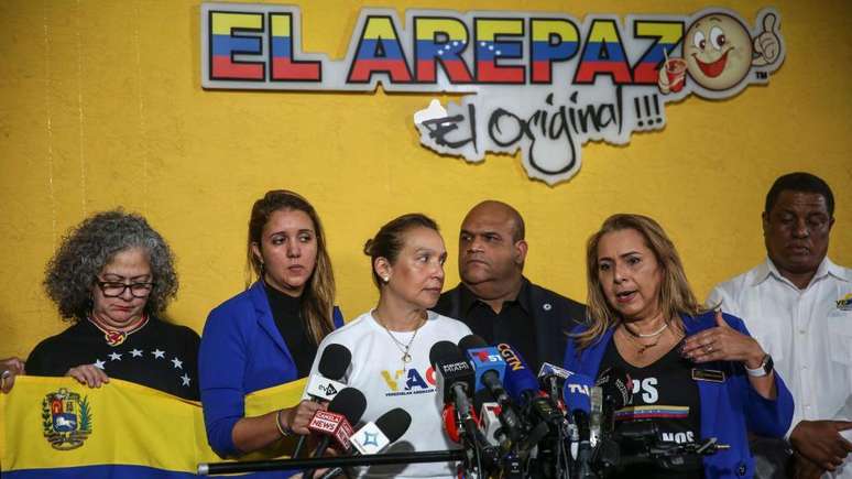 Adelys Ferro (centro) e Helene Villalonga (à direita) dirigem grupos de ativistas que questionam a eliminação do TPS para os venezuelanos.