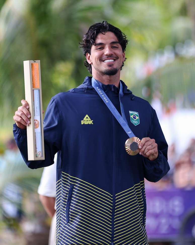 Gabriel Medina com a medalha. 