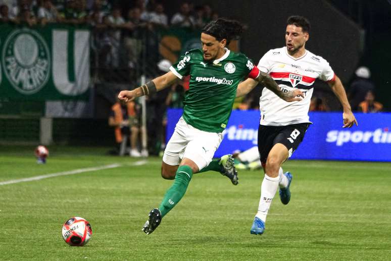 Gustavo Gómez e Calleri em clássico entre Palmeiras e São Paulo