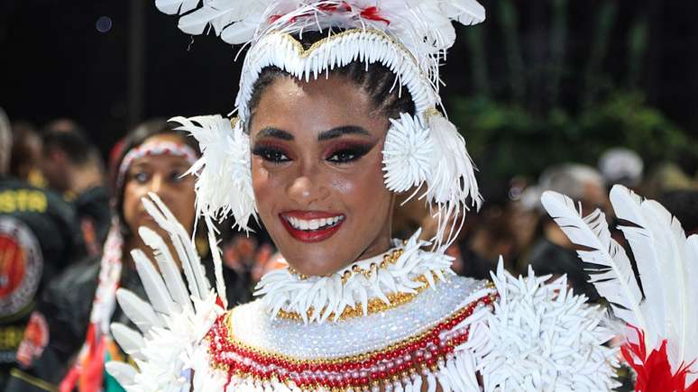 Gripe e dormindo 4 horas por noite: Érika Januza revela principais desafios em ser rainha d escola de samba