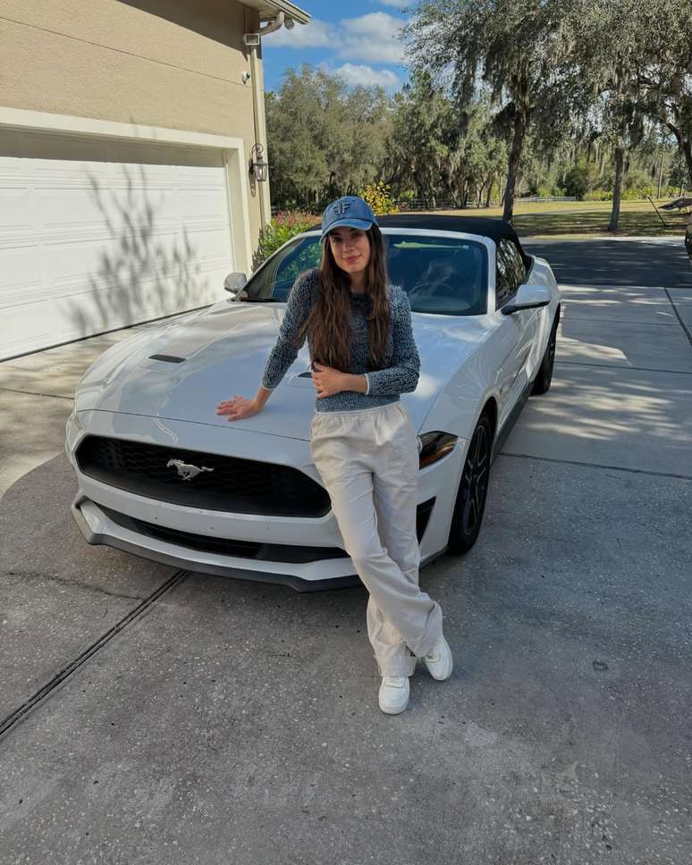Isadora Pompeo, cantora e pastora, posa com carro de luxo