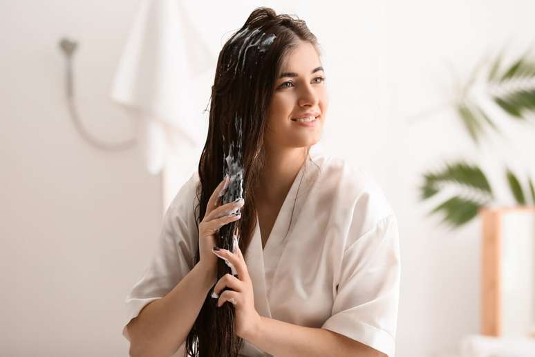 O pr&eacute;-shampoo deve ser aplicado mecha por mecha 