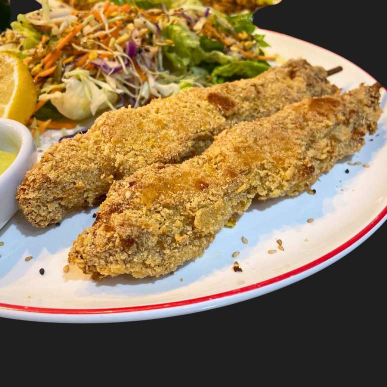 ESPETINHO DE FRANGO EMPANADO, SEM TRIGO E SEM FRITAR